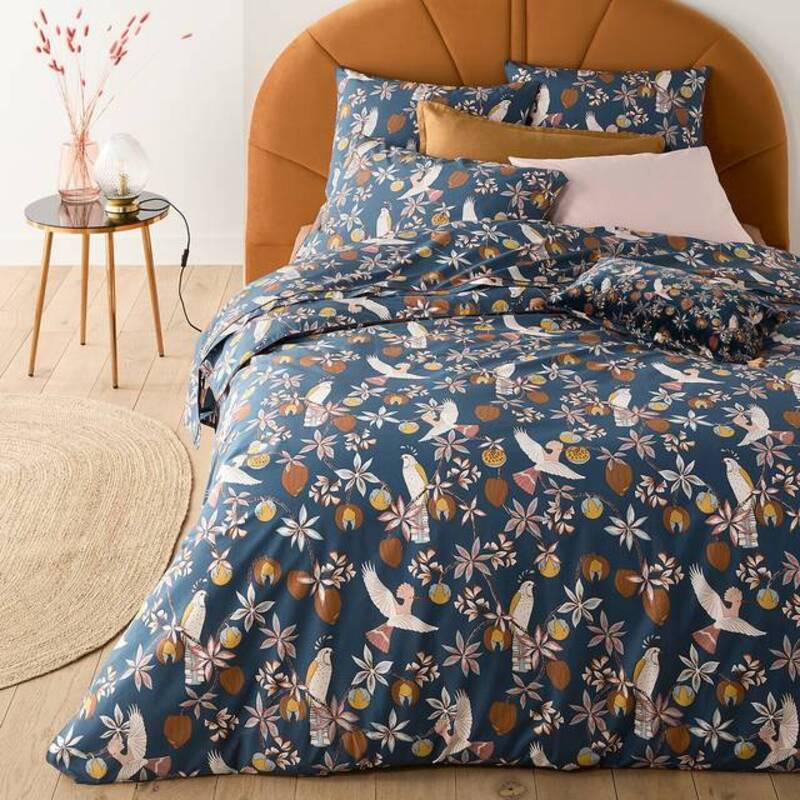 De basiskleur donkerblauw met een exotisch patroon van vogels en bloemen past erg goed bij deze stijl. 