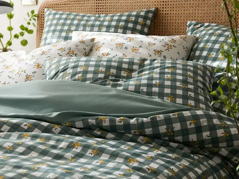 Combineer dit leuke dekbedovertrek met kussenhoezen met bloemenprint voor een leuke twist. 