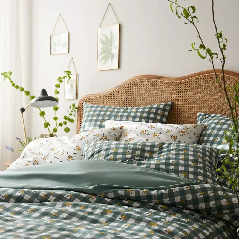 Deze verfijnde ruitjes met kleine bloemetjes geven dit dekbed een landelijke uitstraling.