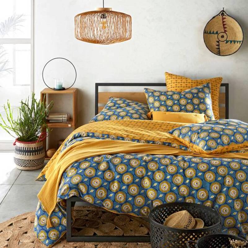 Kies je voor de blauw kant met wax print of toch voor de vrolijke gele kant van dit dekbedovertrek? 