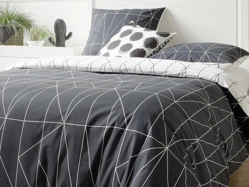 Het dekbedovertrek met geometrisch patroon met dunne lijnen is ook omkeerbaar. Kies dus voor de overheersend zwarte kant of witte kant. 
