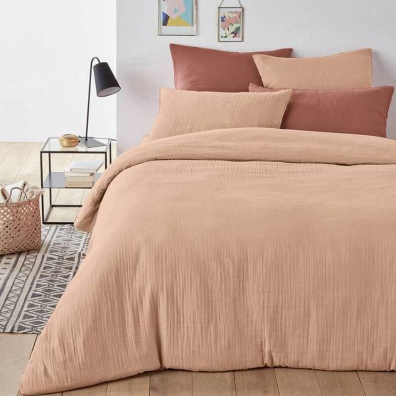 Dit effen oudroze dekbedovertrek heeft toch een extra bijzonder uitstraling dankzij de natuurlijke wafel. 