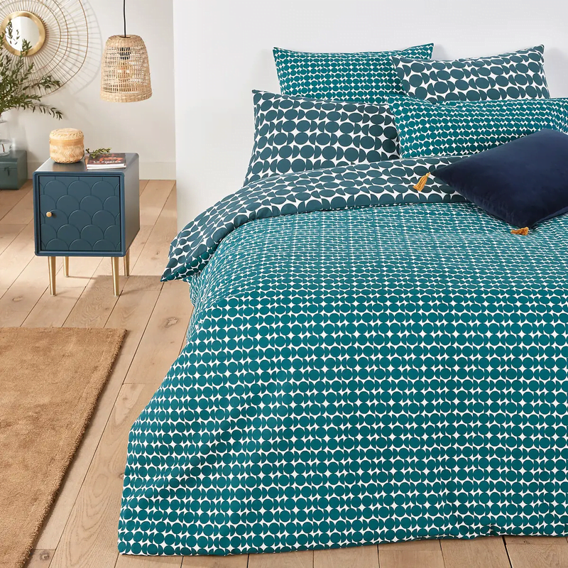 Wanneer je het dekbedovertrek omdraait, zie je hetzelfde grafische motief, geïnspireerd op de jaren 70, in het klein. 