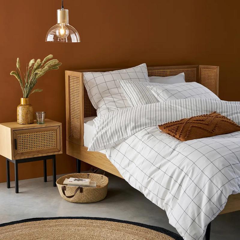 Dit zwart wit bedrukte dekbed met grafische ruiten en lijnenspel geeft een leuke draai aan een neutrale slaapkamer. 