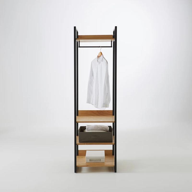 De open hangkast biedt je genoeg ruimte om je kleding op te hangen en neer te leggen, dankzij de hangstaaf en de legplanken.