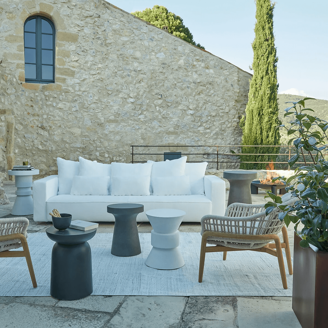 Elke bijzettafel is met de hand gevormd, hierdoor is ieder stuk uniek.