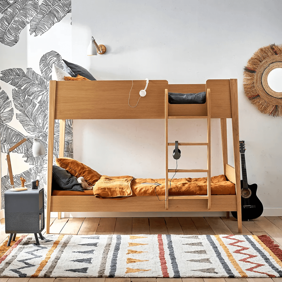 Het is niet alleen een bijzettafeltje; je kunt er in het open- en gesloten vak ook nog spullen kwijt.