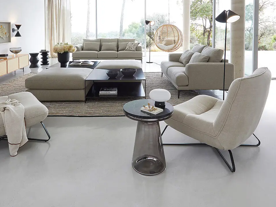 De poot van de bijzettafel is van gehard glas. De combinatie glas en marmer is erg elegant.