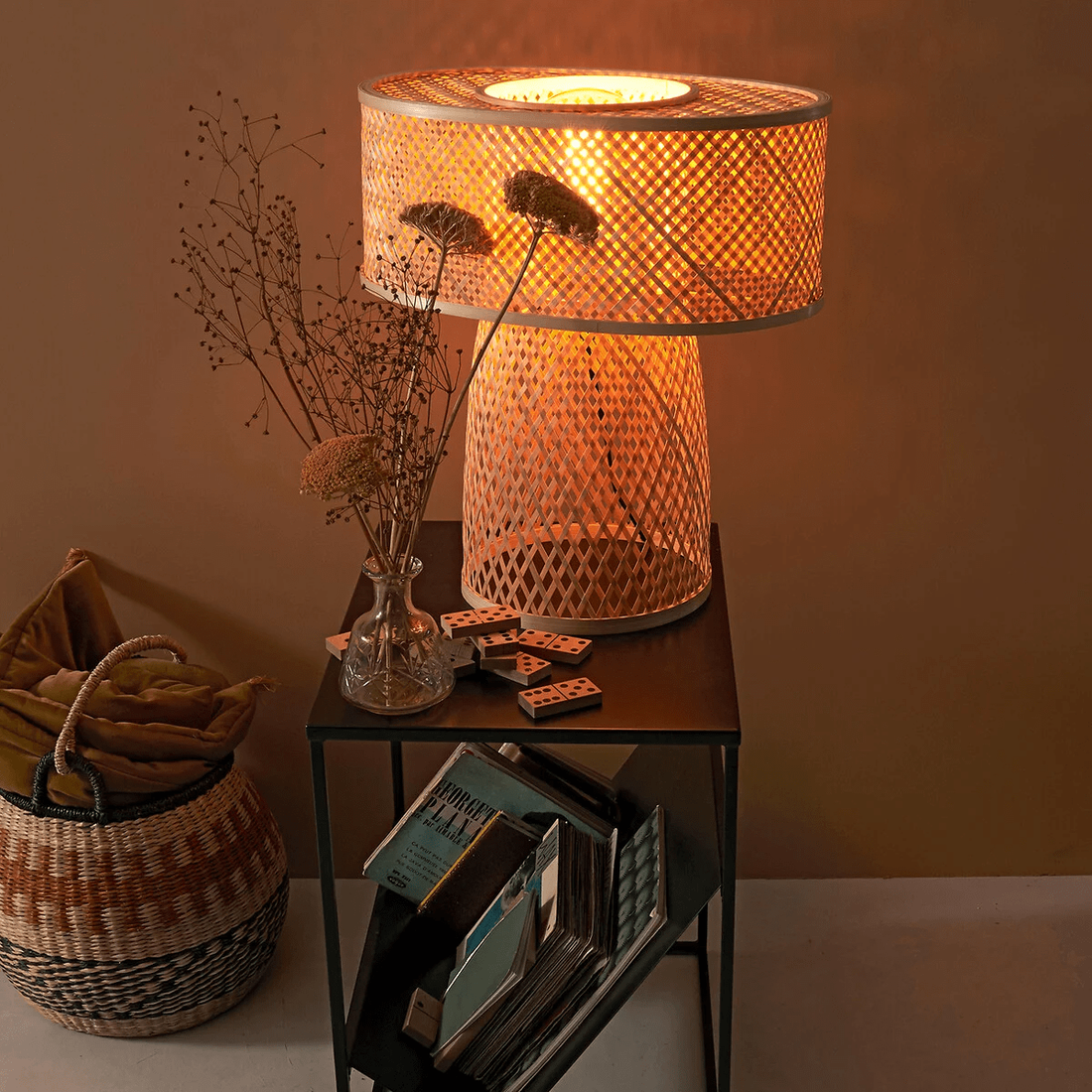 Bovenop de bijzettafel is er plaats voor een fijne leeslamp en een leuk droogboeket.