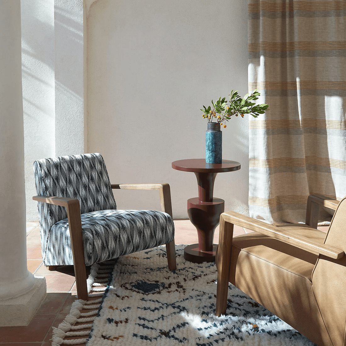 Het tafeltje van mangohout is al een blikvanger op zich. Maar met een speciale vaas erop helemaal.