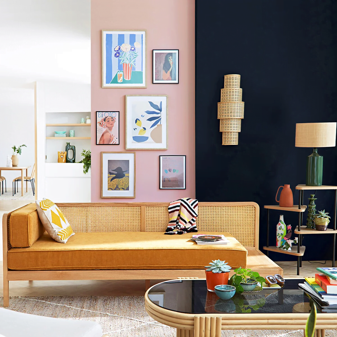 Deze bijzettafel heeft grafische vormen, MDF planken en zwart stalen poten. Hierdoor past de bijzettafel heel goed in een modern interieur.