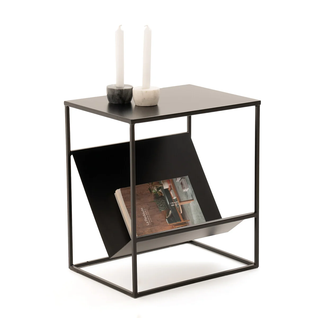 Deze bijzettafel heeft een apart vak om je tijdschriften te bewaren. Handig!