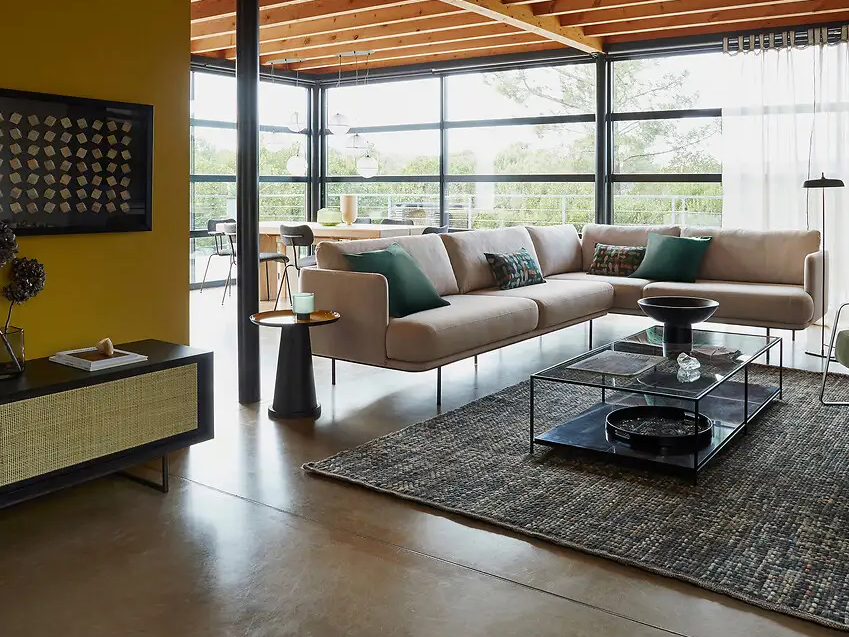 De metalen poot is stevig genoeg om de bijzettafel goed te laten staan.