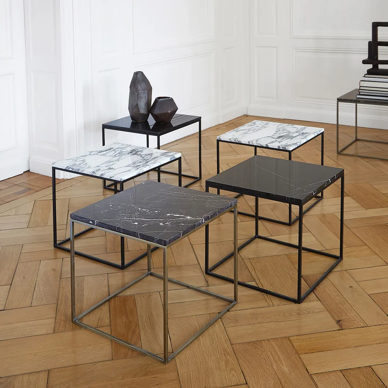 Met meerdere verschillende bijzettafels creëer je een leuk effect in de kamer. 