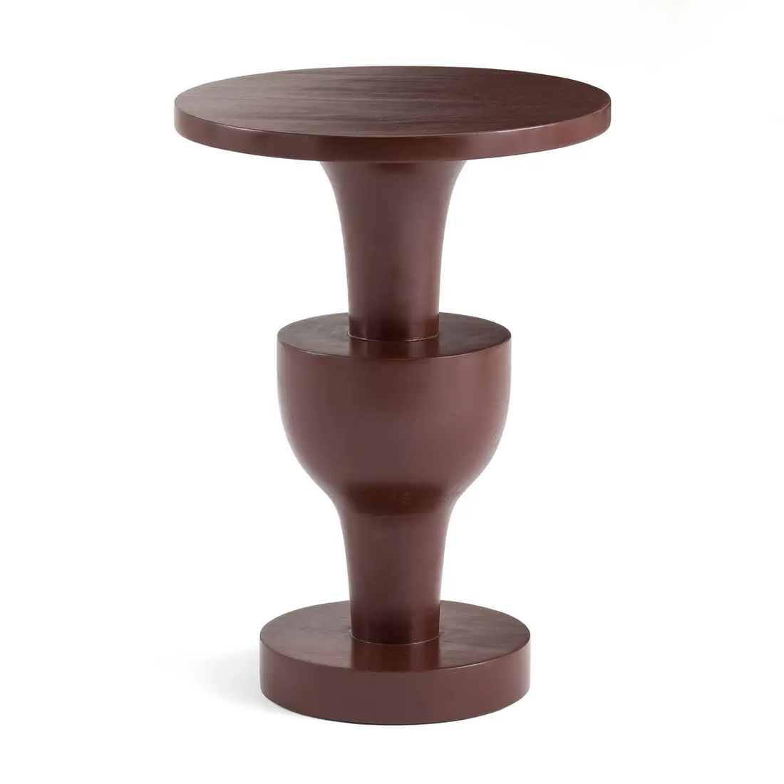 Dit is een bijzettafel van hout in ’t rond. Het grafische lijnenspel maakt het ontwerp spannend.