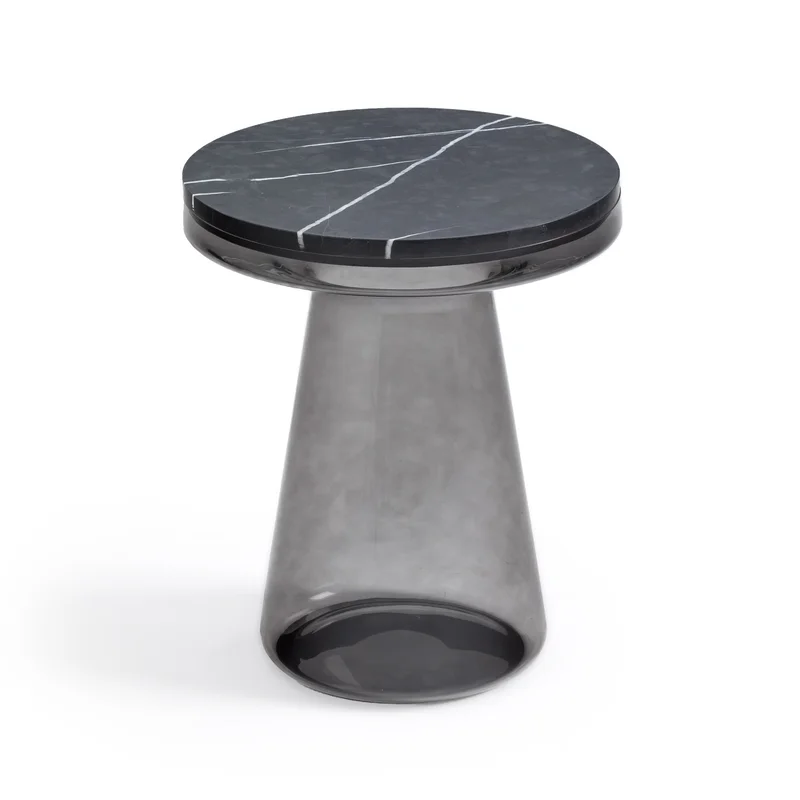 Deze bijzettafel met zwart rond marmeren blad heeft een bijzondere vorm. De bijzettafel doet denken aan een paddenstoel.