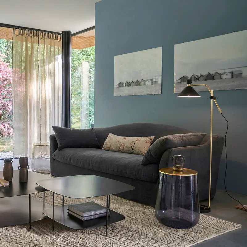 Je bepaalt zelf hoe je de bijzettafel neerzet: met de glaskant omhoog of de metalen zijde omhoog.