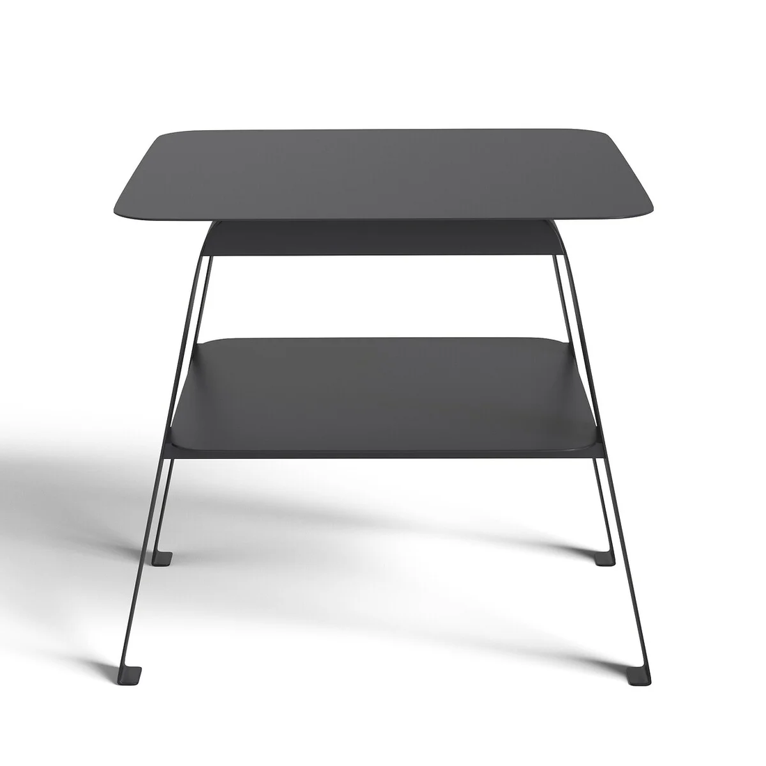 De licht uiteenlopende poten geven de neo-industriële tafel een jaren 50 look.