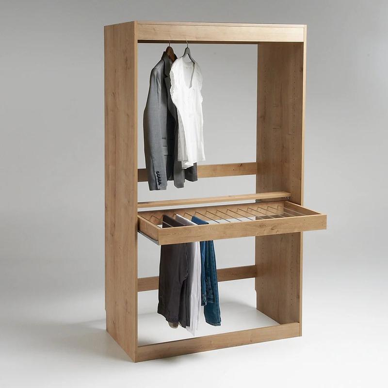 Deze simplistische kledingkast is 100 cm breed en heeft een diepte van 50 cm.