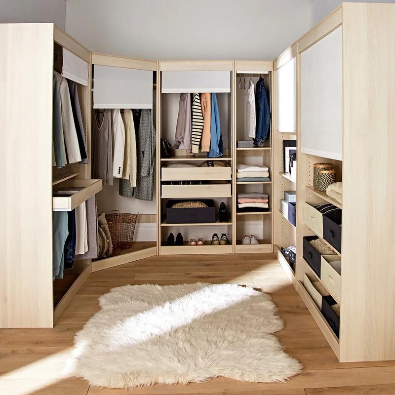Combineer de kledingkast in een walk in closet met meerdere kasten met hetzelfde design.