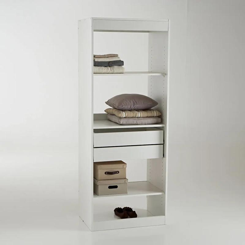 Met een breedte van 69 cm is deze kledingkast klein. Toch heb je genoeg bergruimte, dankzij de drie verstelbare legplanken en twee lades.