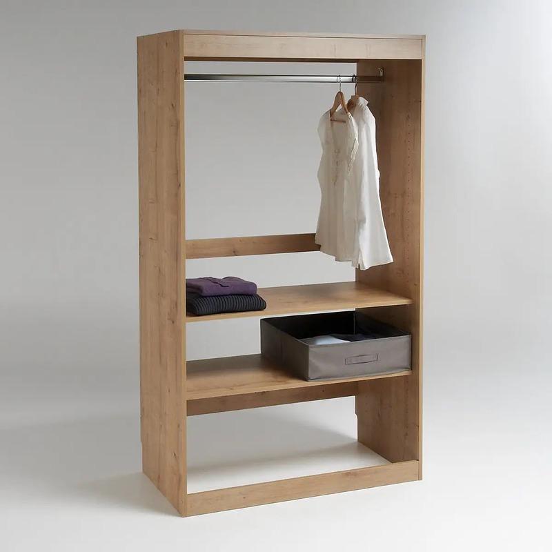 Met een metalen hangstaaf en legplanken die verstelbaar in hoogte zijn, is deze compacte module hangkast een uitkomst.