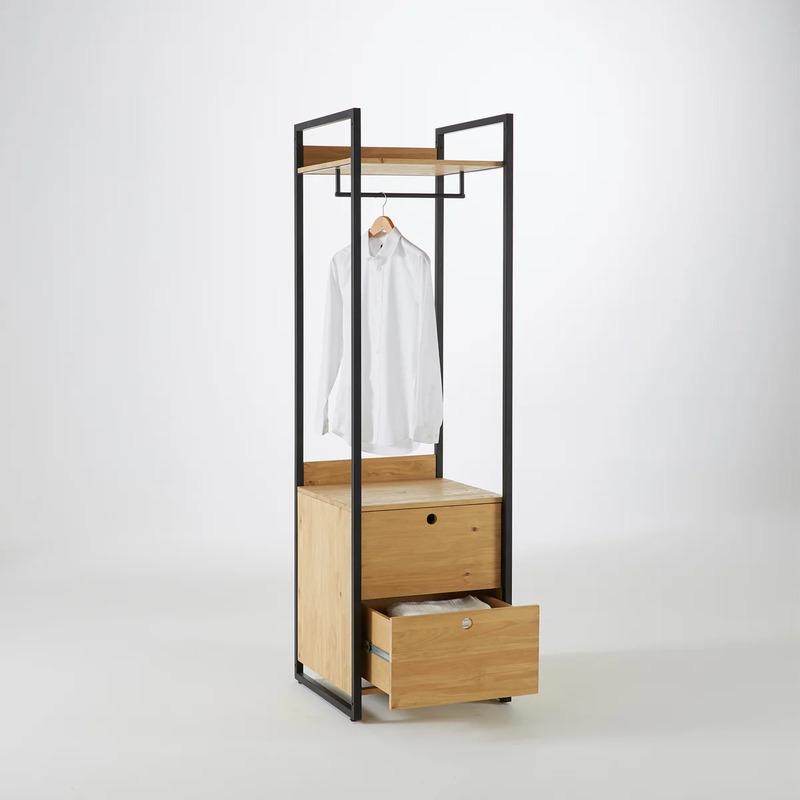 De lades van massief dennenhout bieden genoeg ruimte om je ondergoed, sokken en T-shirts kwijt te kunnen.