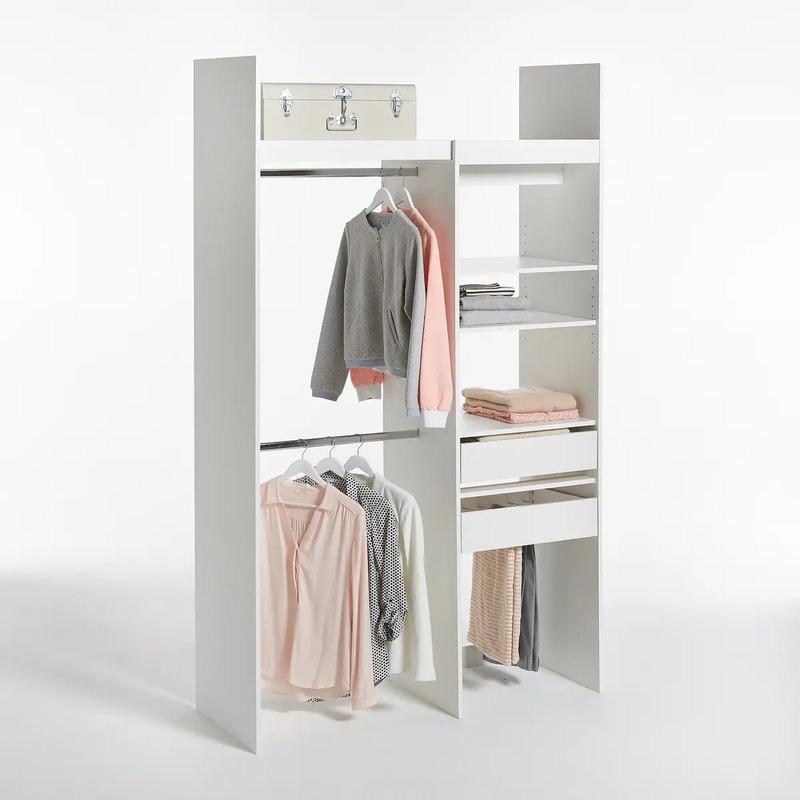 Deze mooie witte kledingkast is ook erg geschikt voor in een kinderkamer.