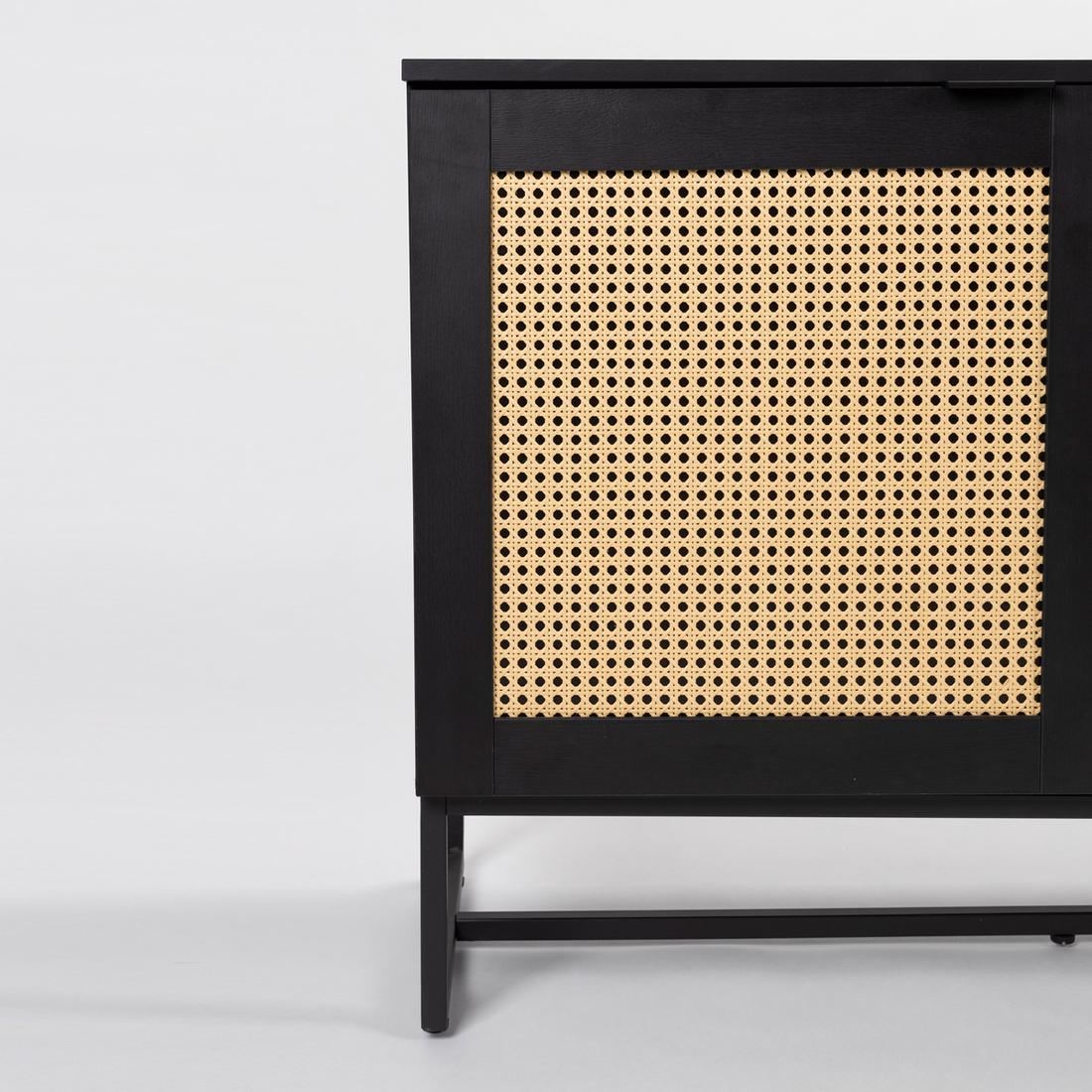 Bekijk de kast Ondanks dat deze kast zwart is, zie je nog steeds de details van het hout. Dit geeft een mooi effect in combinatie met het webbing aan de voorkant van de kast.