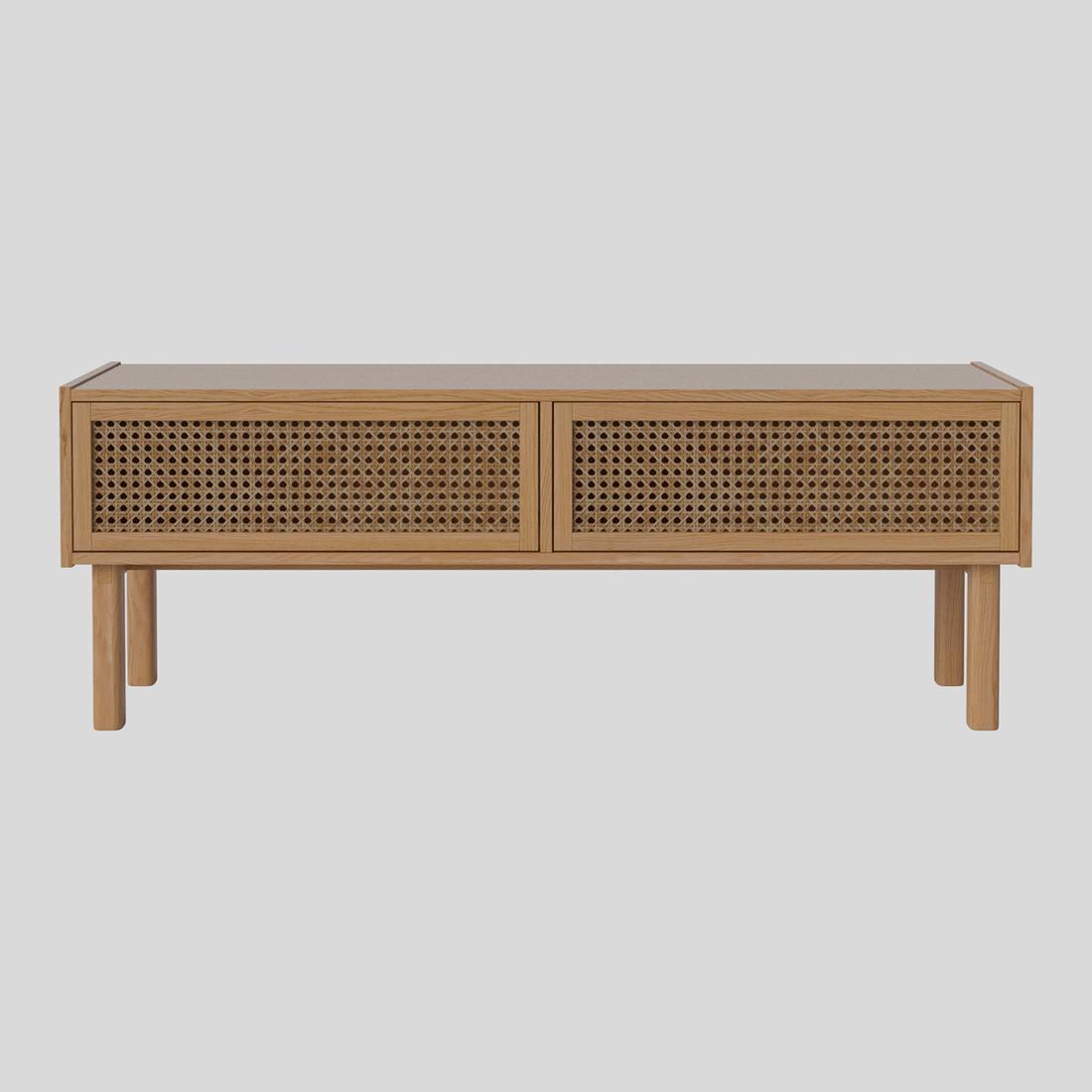Bekijk de kast Een kast met rotan zoals de Bolia Cana tv-meubel past dankzij de licht houtkleur erg mooi in een Scandinavisch interieur.