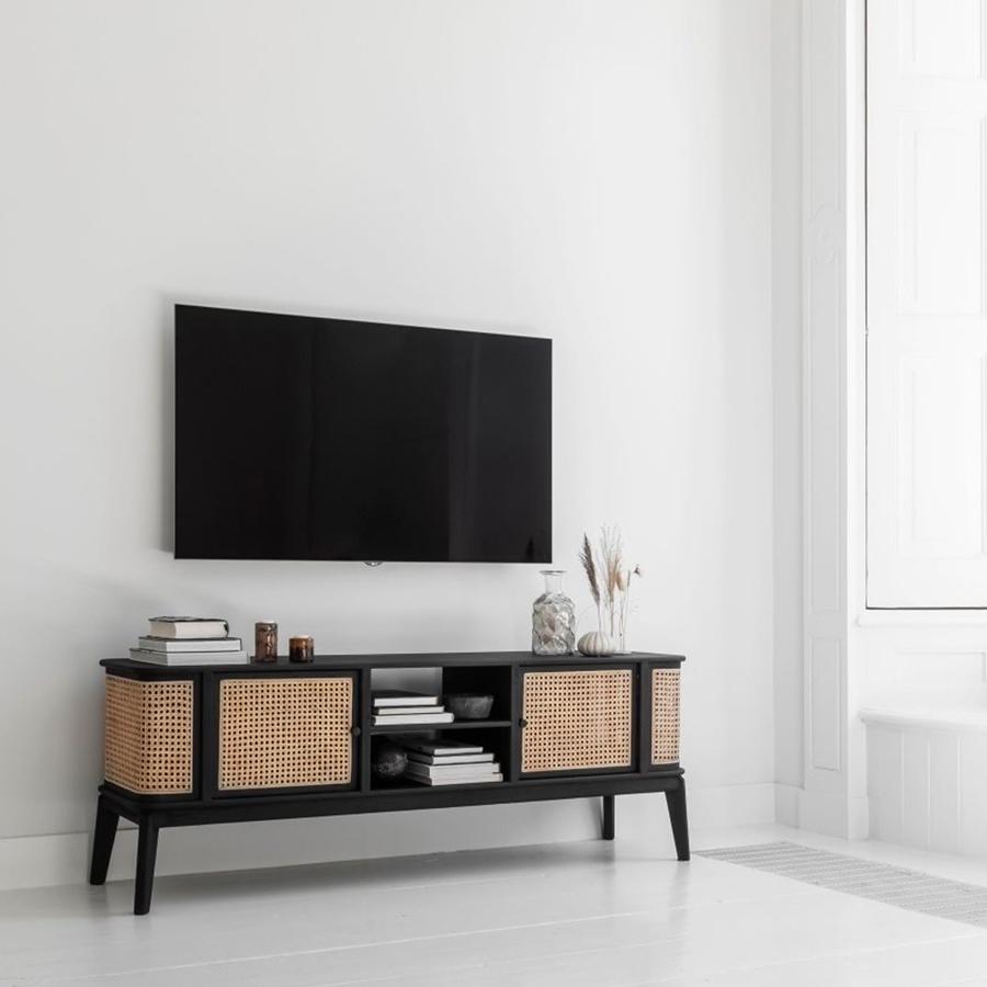 Bekijk de kast Breng contrast aan in je interieur met een zwarte tv-kast. De webbing details zorgen voor een aangename overgang.