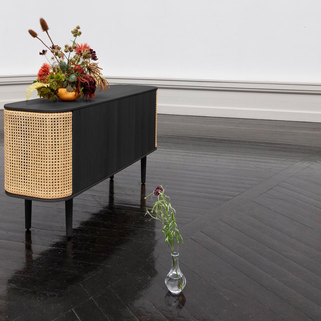 Bekijk de kast Decoreer het zwarte dressoir met een plant of een bos fleurige bloemen.