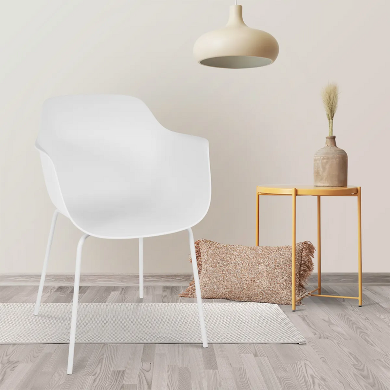 Bekijk deze stoel Het minimalistische onderstel van de kuipstoel laat alle aandacht uitgaan naar de organische vormen van de stoel.