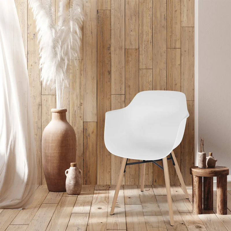 Bekijk deze stoel De witte zitting is van kunststof gemaakt en het onderstel is van hout met een metalen kruis in het midden.