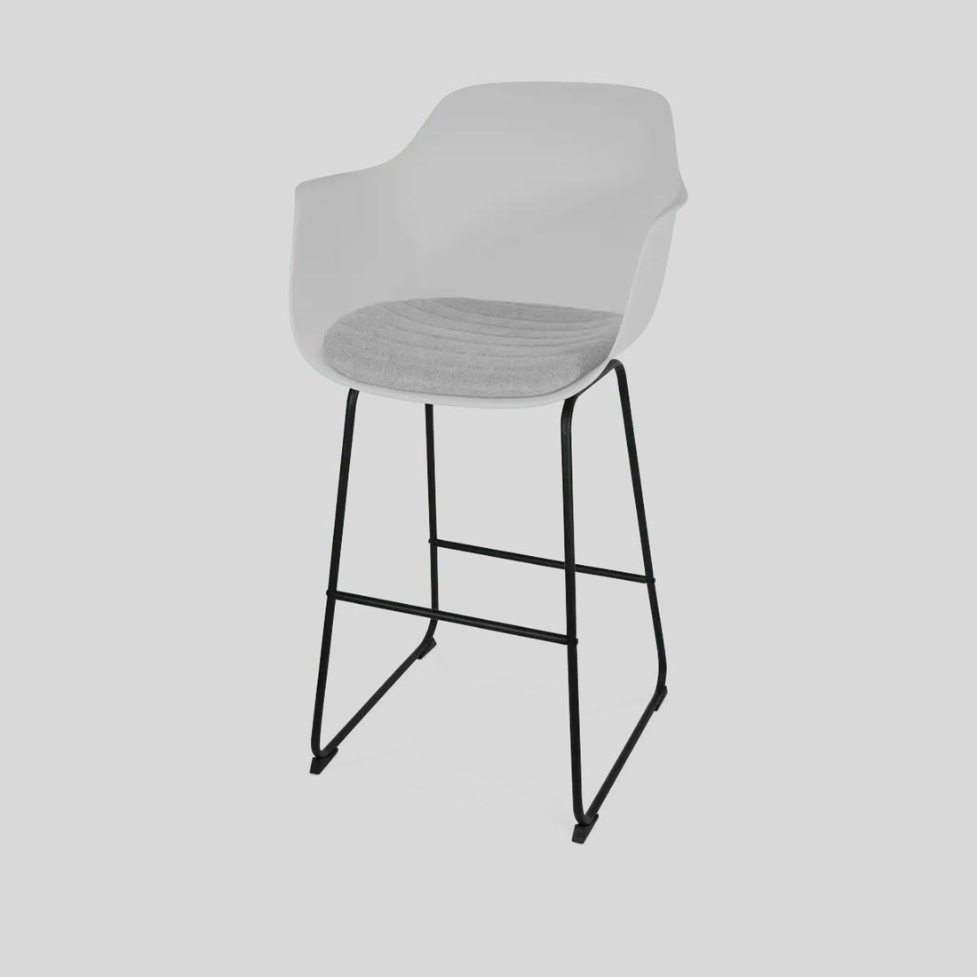 Bekijk deze stoel Zit extra lekker op de barkruk Nino dankzij het zitkussen en de armleuningen. Deze barkrukken staan schitterend in een industrieel of een modern interieur.