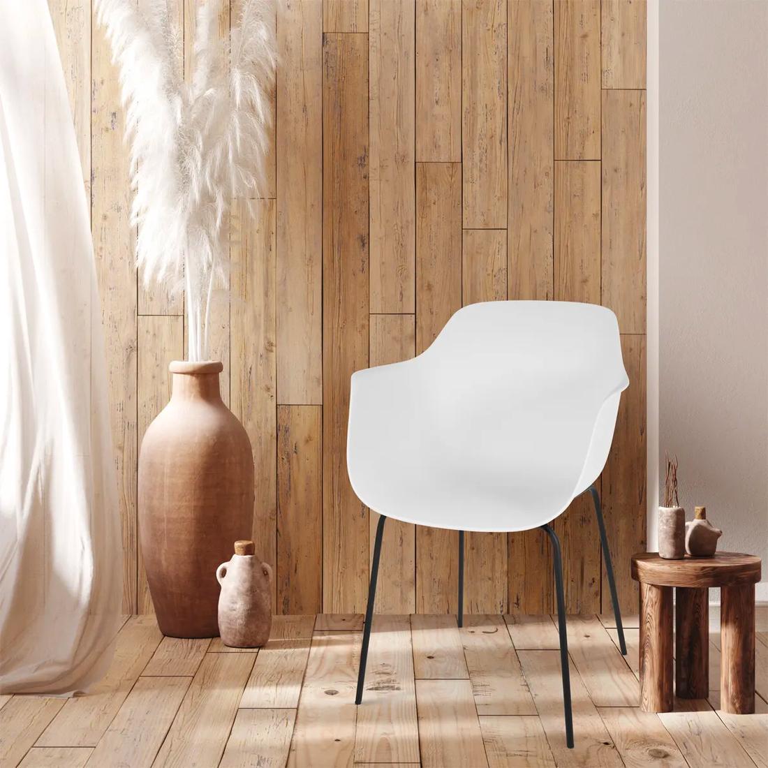 Bekijk deze stoel Deze witte eetkamerstoelen met zwarte poten kun je in iedere ruimte van het huis gebruiken. Verplaatst ze van de eetkamer naar een zithoek om nog even lekker een boek te lezen.