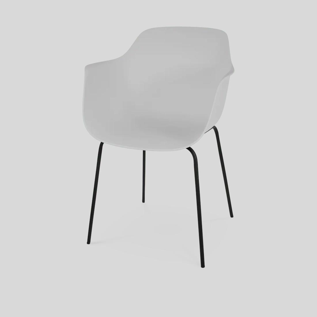 Bekijk deze stoel De zwarte poten steken strak af tegen de witte zitting van de Nora eetkamerstoel.