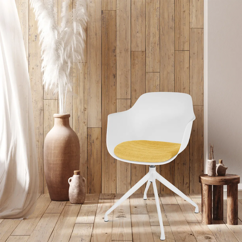 Bekijk deze stoel De gele kleur staat mooi bij houten accenten in de eetkamer.