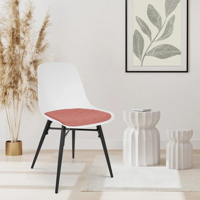 Bekijk deze stoel Het terracotta rode zitkussen past mooi bij grijstinten, zwart en wit.