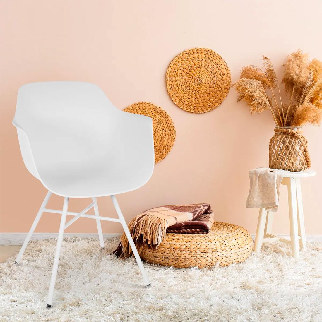 Bekijk deze stoel De ergonomische vorm van deze witte eetkamerstoel met witte poten zit extra comfortabel.