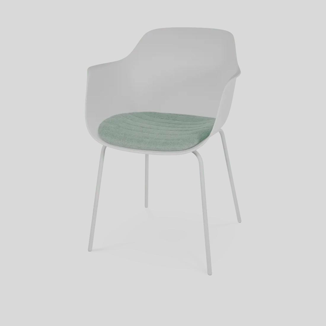 Bekijk deze stoel Combineer de witte eetkamerstoelen met een zacht groen zitkussen in een eetkamer vol planten voor een botanische look.