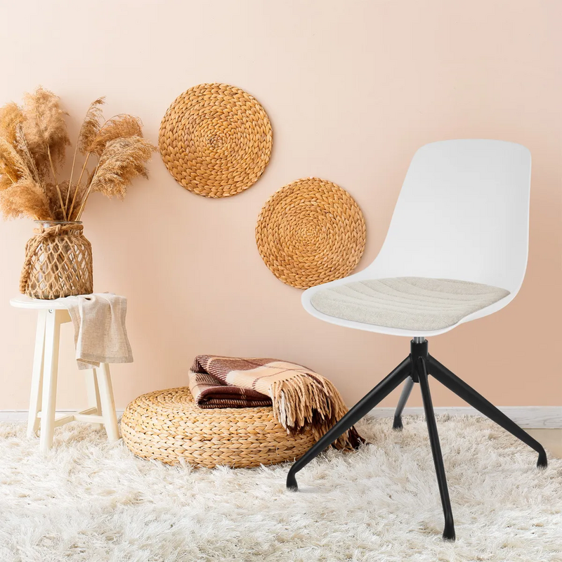 Bekijk deze stoel Heb je al veel kleur in je interieur. Ga dan voor een grijs zitkussen.