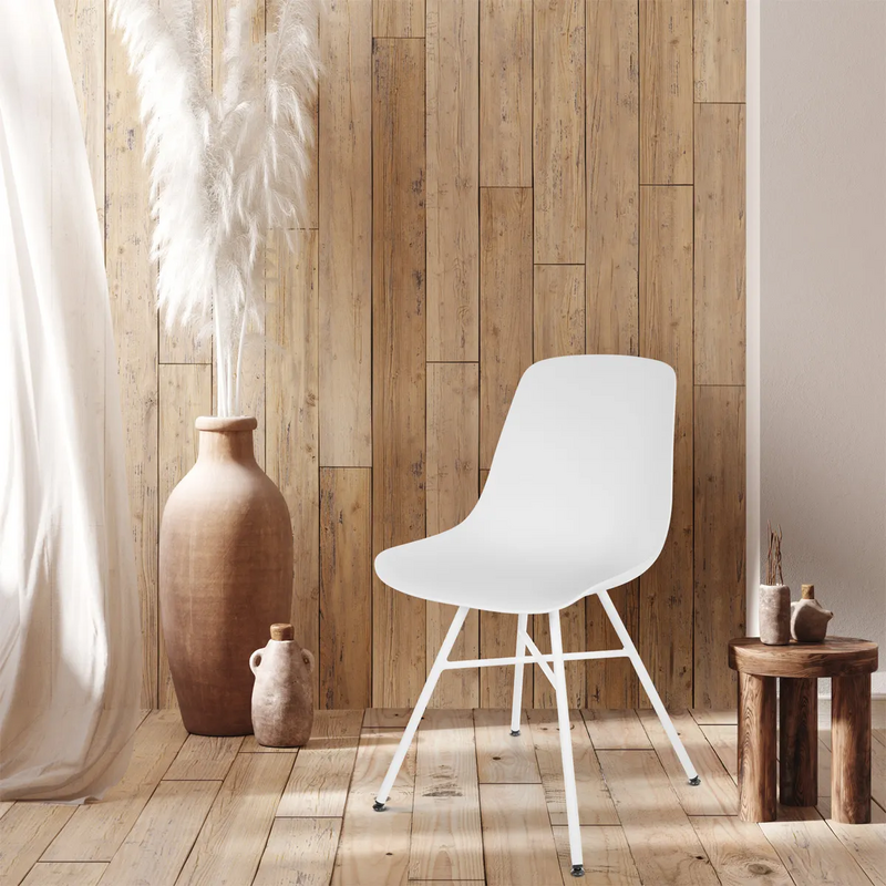 Bekijk deze stoel Zorg voor natuurlijke materialen in je interieur rondom de geheel witte stoelen voor contrast.