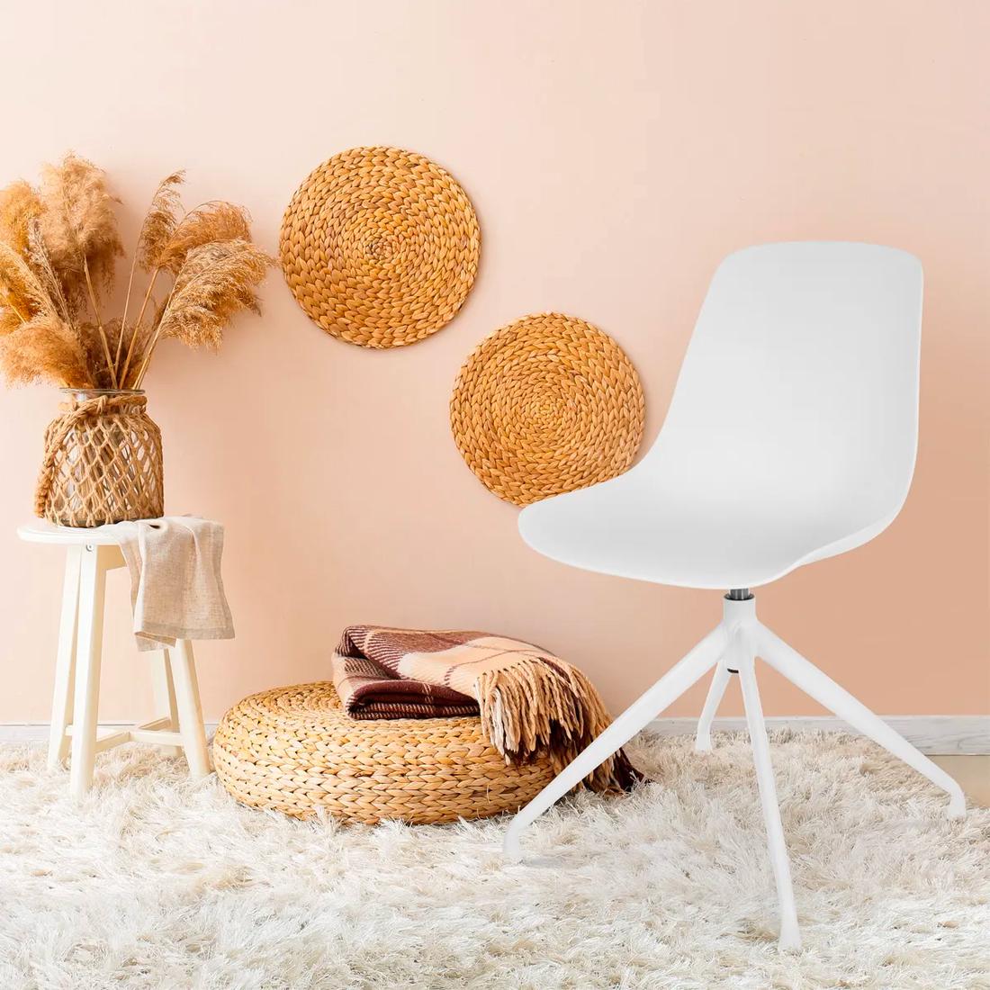 Bekijk deze stoel De kunststof zitting maak je in een handomdraai schoon met een vochtige doek.