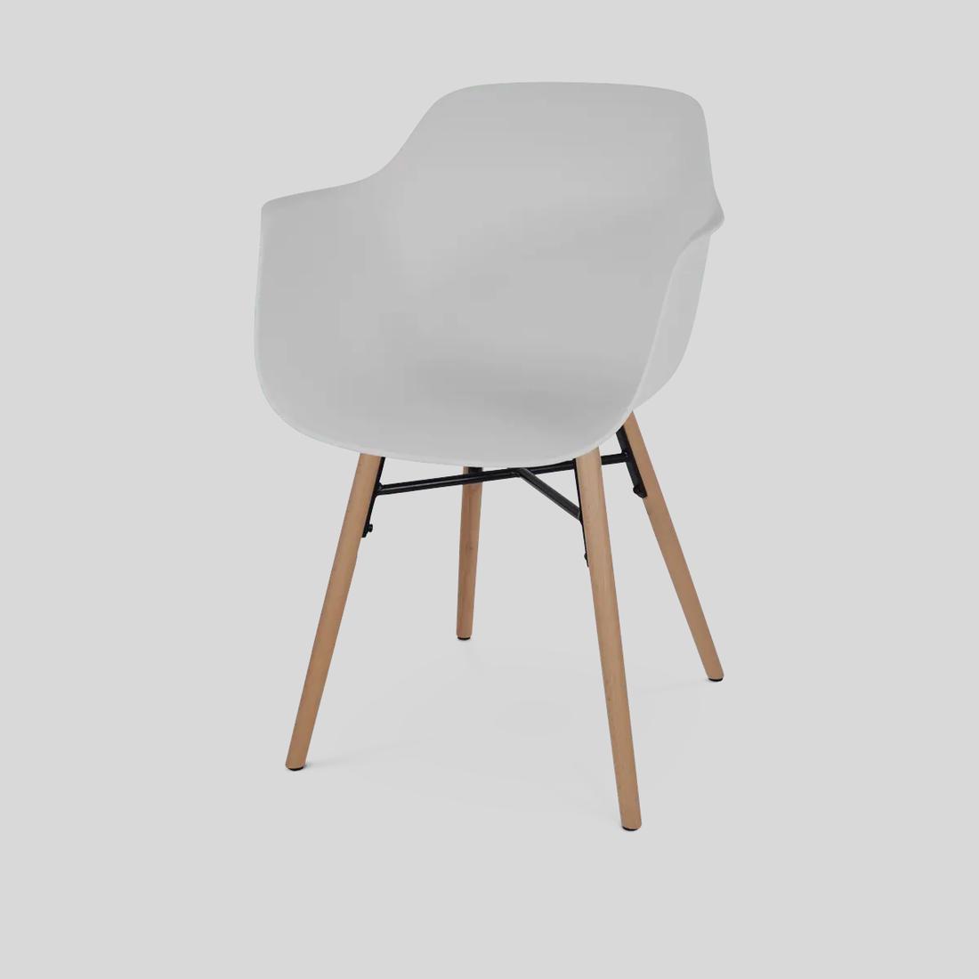 Bekijk deze stoel De houten poten van deze witte stoel zorgen voor een landelijke look.