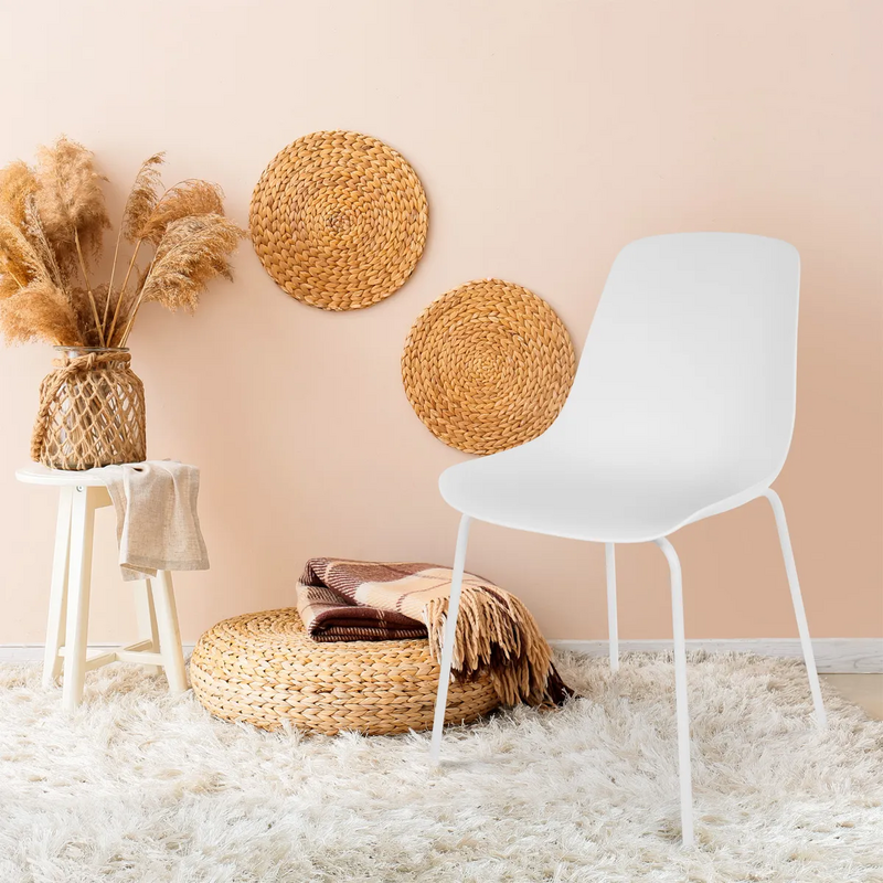 Bekijk deze stoel Door het slanke design past de stoel perfect in een minimalistische woonstijl.