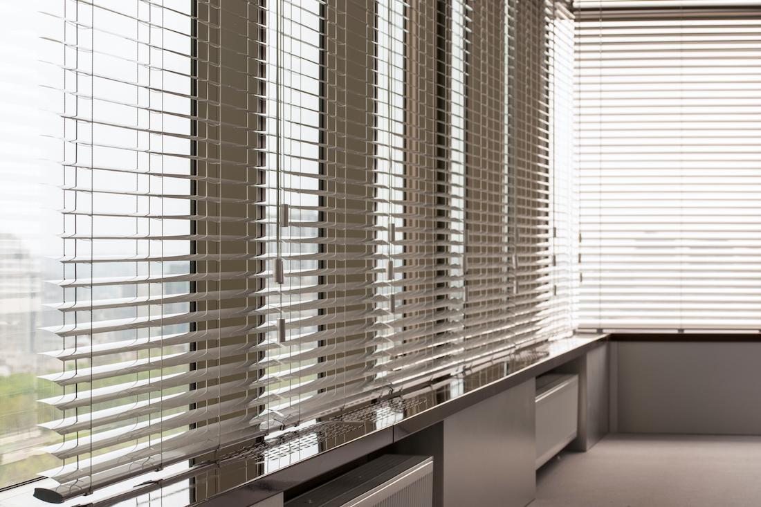woonhome-Aluminum-blinds-Aluminium jaloezieën-modern-interieur-1
