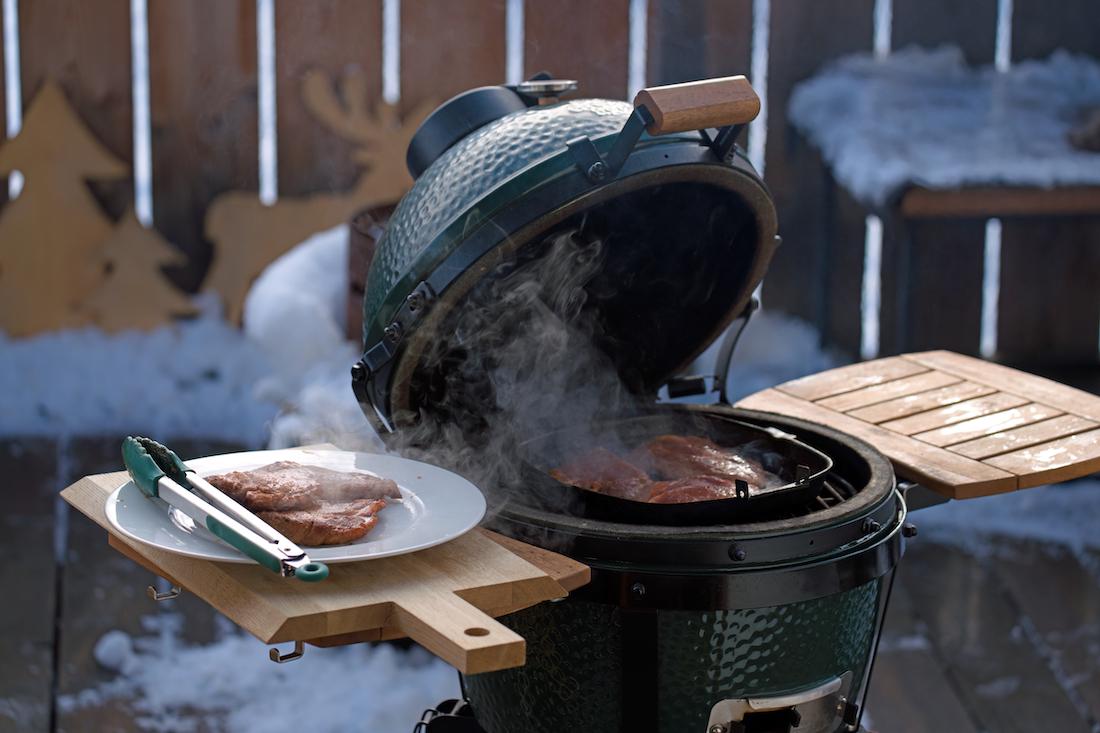  woonhome-big-green-egg-winterbarbecue-winter-tuin-buiten-sneeuw-1.jpg