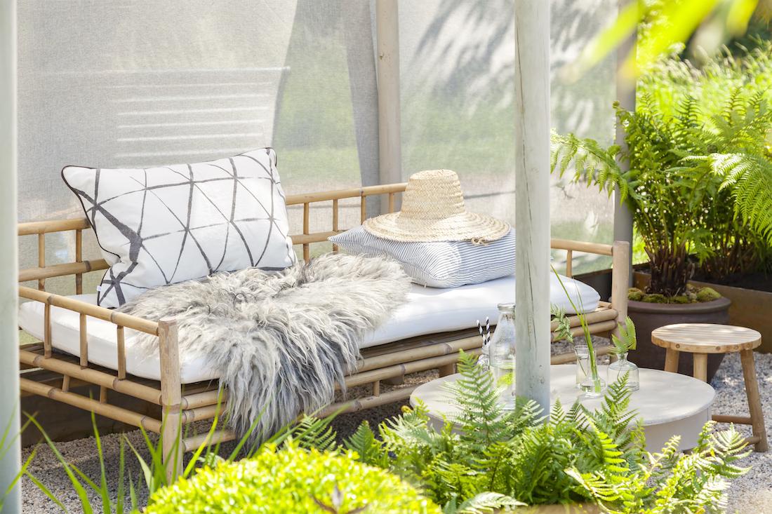 woonhome-tuin-lounge-bank-bohemian-Ibiza-stijl-buitenmeubels-zithoek-in-de-tuin-1.jpg