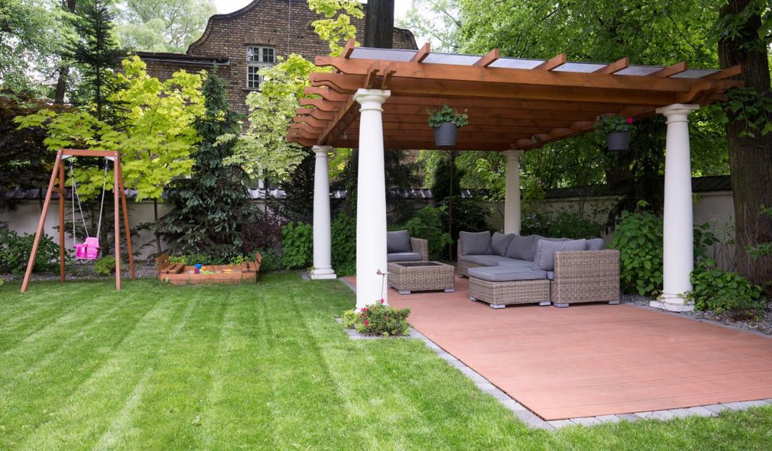 Een overdekt terras of pergola voegt meer privacy en sfeer toe. 